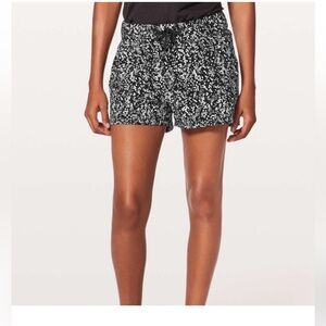 ATHLETA Women's Printed Baja
Shorts Size M Black White Athleisure preloved